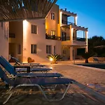 & Studios, Xifoupolis Lejlighedshotel